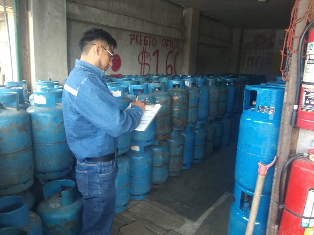 Técnicos de la ARCH durante inspecciones realizadas esta mañana en la provincia de Loja.